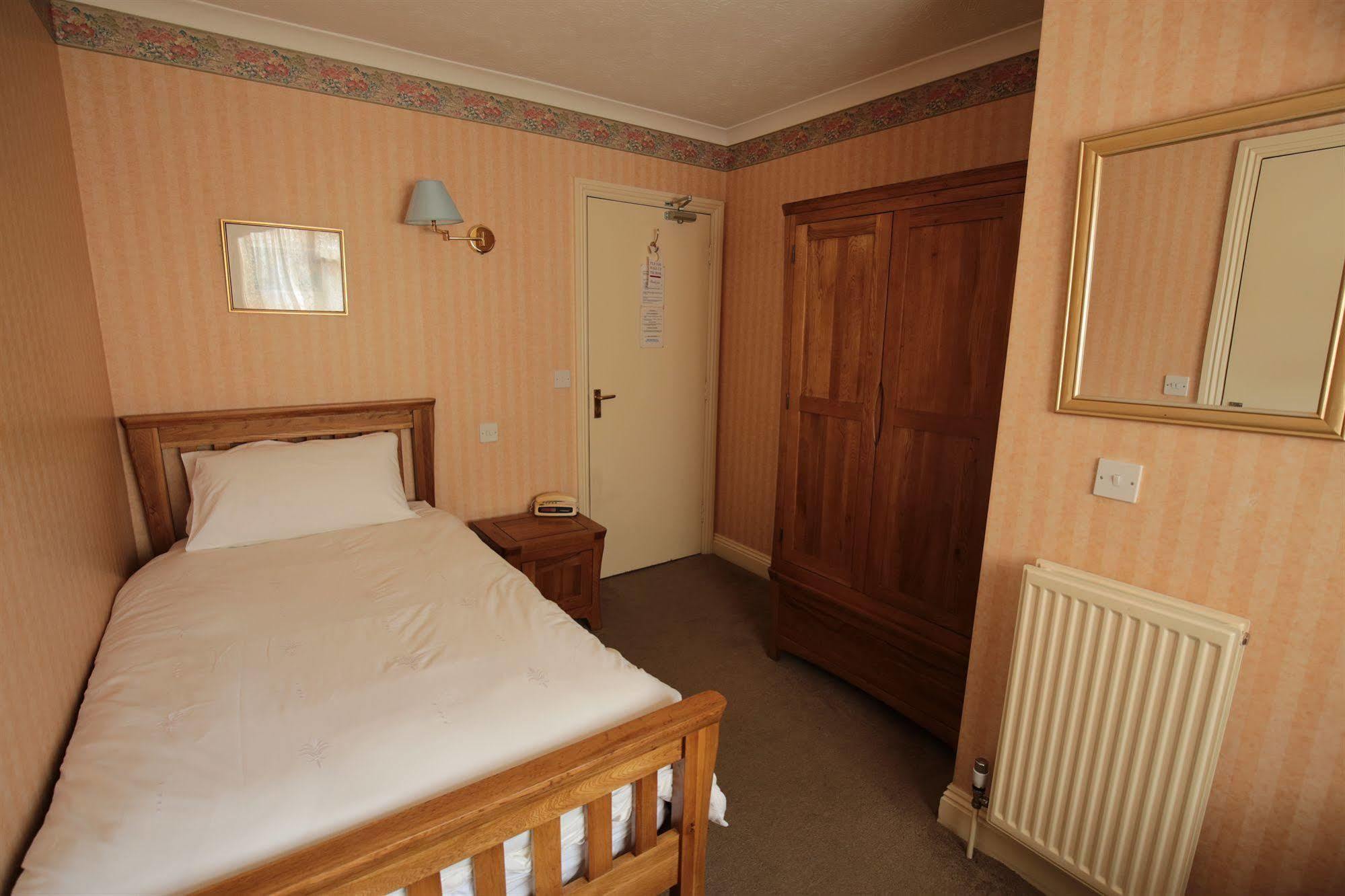 Fernbank Hotel Basingstoke Exterior foto