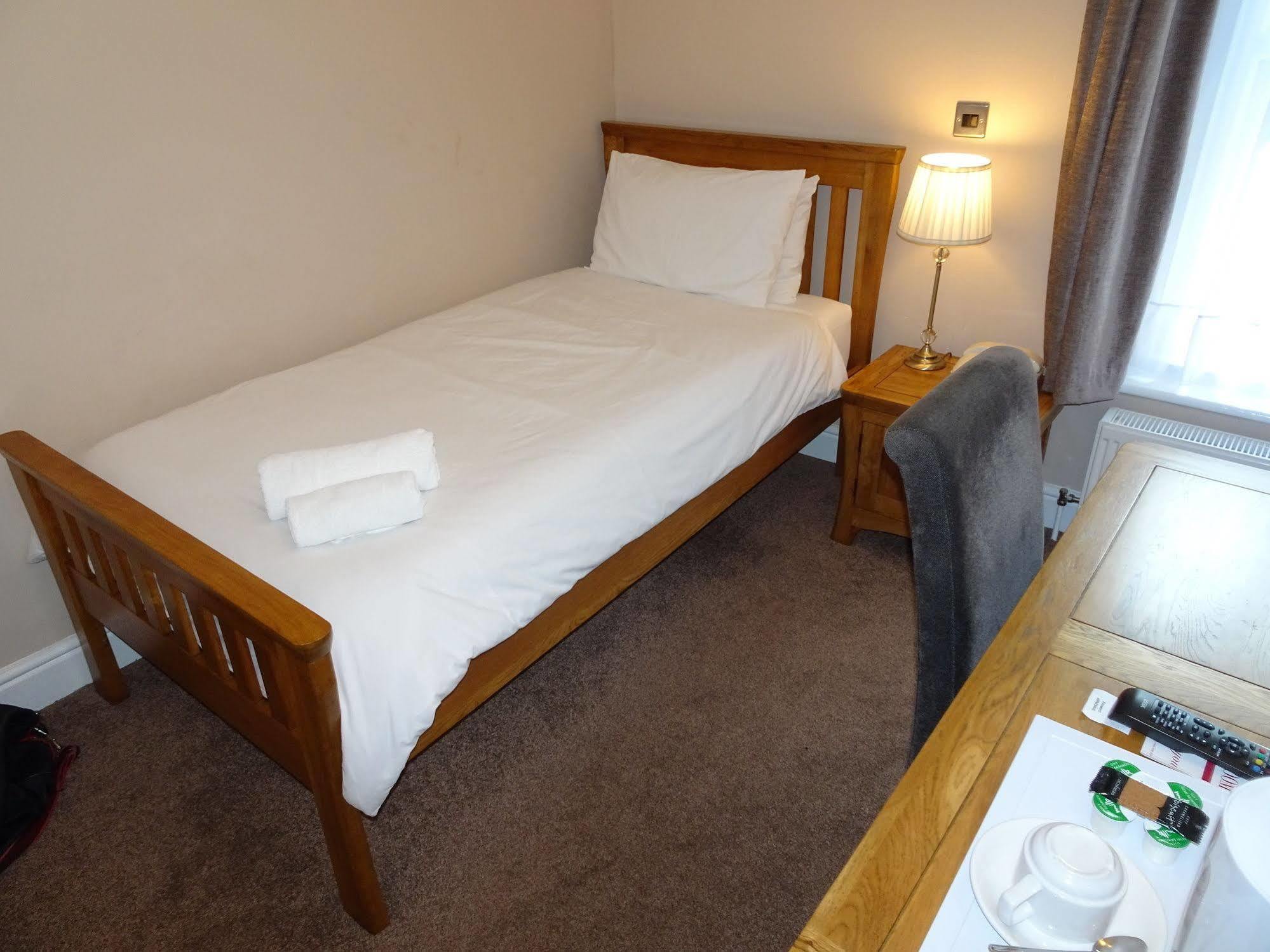 Fernbank Hotel Basingstoke Exterior foto